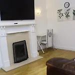 Entire 2 Bedroom House In Leeds City Centre - Free Parking & Free Wifi