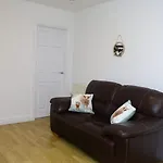 Entire 2 Bedroom House In Leeds City Centre - Free Parking & Free Wifi