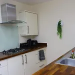 Entire 2 Bedroom House In Leeds City Centre - Free Parking & Free Wifi