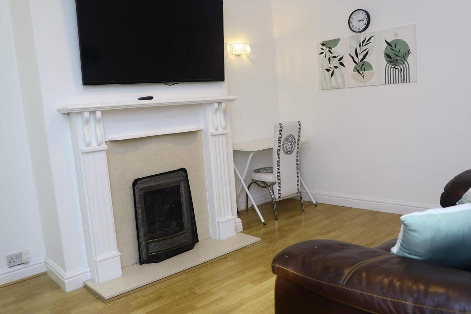 Apartment Entire 2 Bedroom House In Leeds City Centre - Free Parking & Free Wifi
