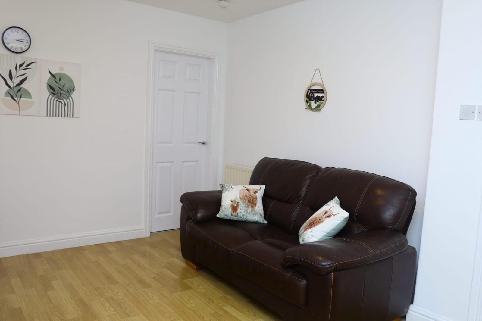 Apartment Entire 2 Bedroom House In Leeds City Centre - Free Parking & Free Wifi *