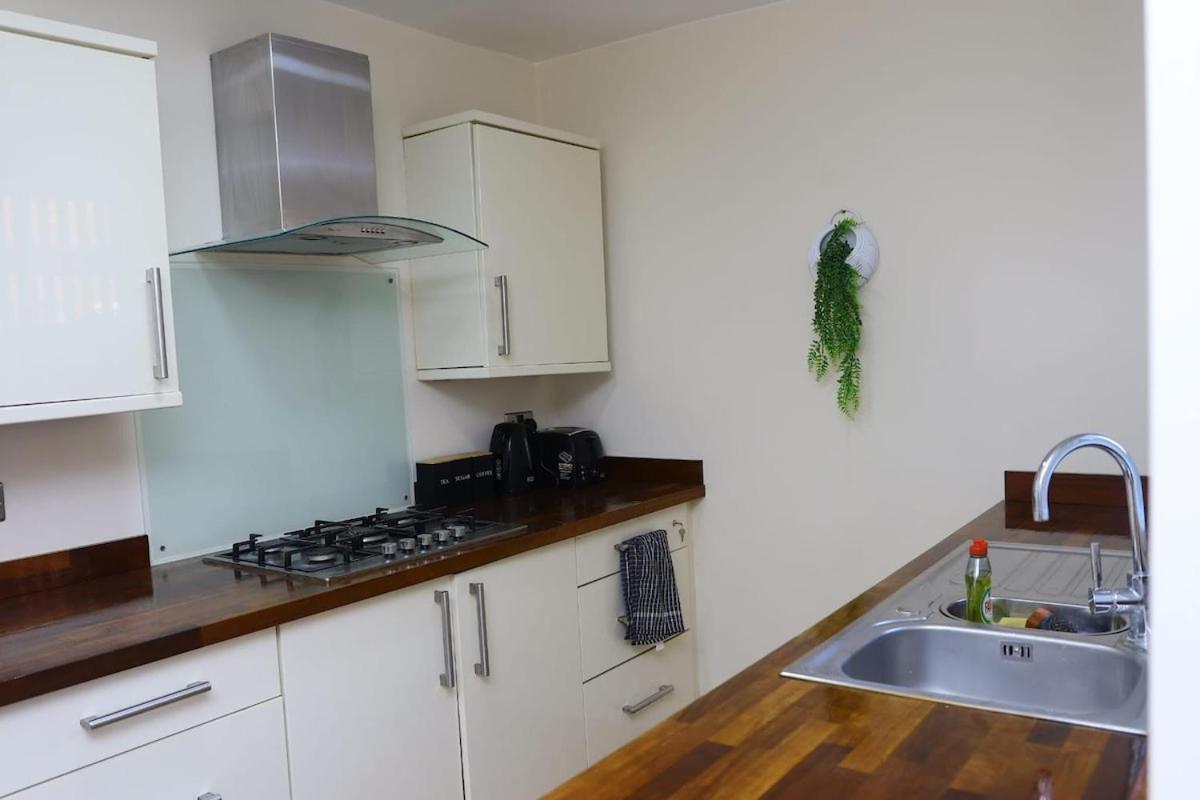 Entire 2 Bedroom House In Leeds City Centre - Free Parking & Free Wifi