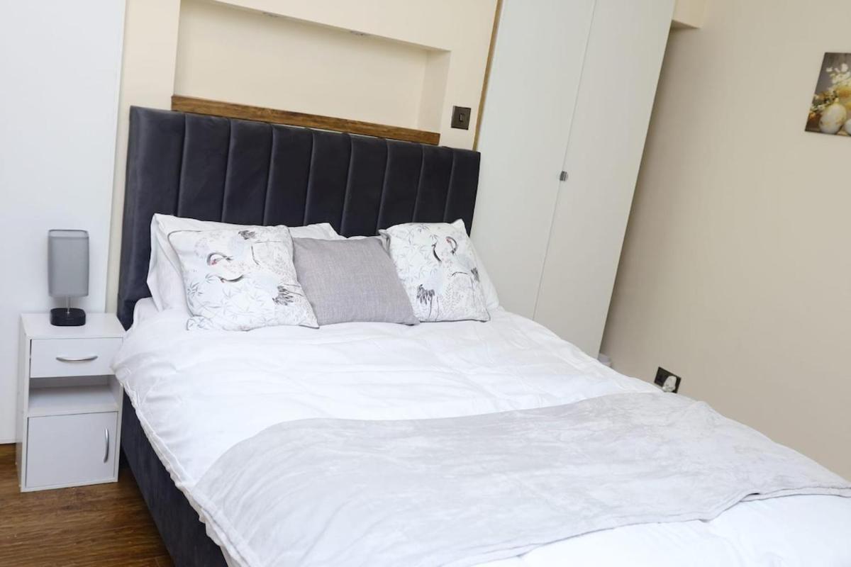 Entire 2 Bedroom House In Leeds City Centre - Free Parking & Free Wifi Apartment