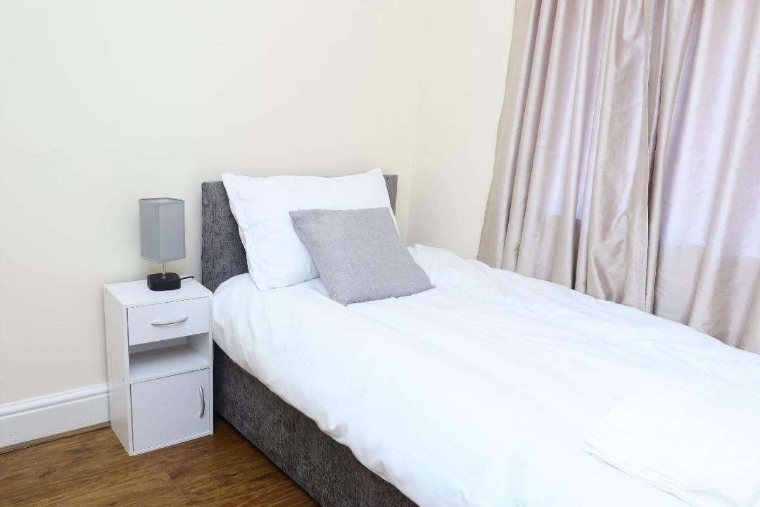 Entire 2 Bedroom House In Leeds City Centre - Free Parking & Free Wifi *