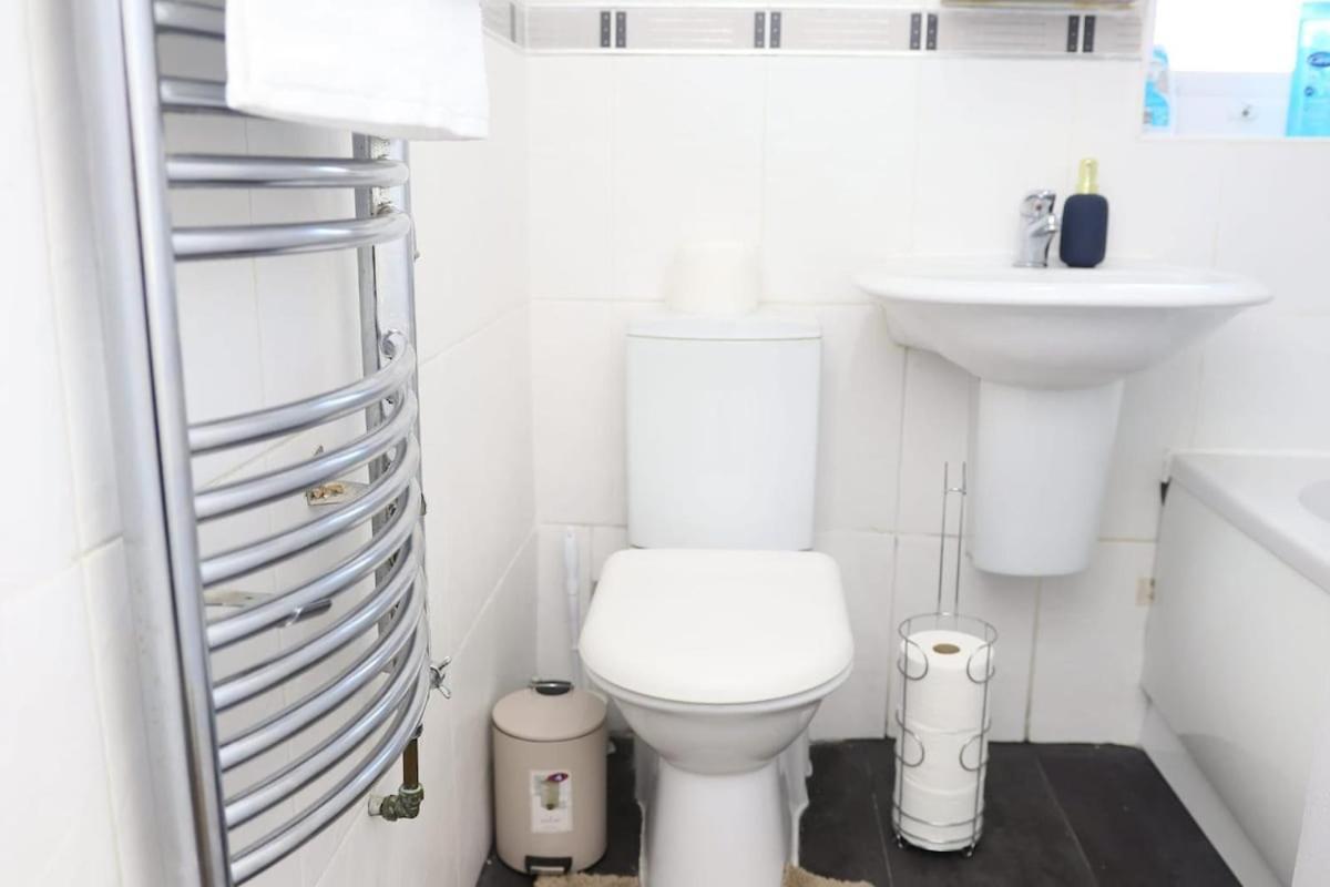 Entire 2 Bedroom House In Leeds City Centre - Free Parking & Free Wifi *