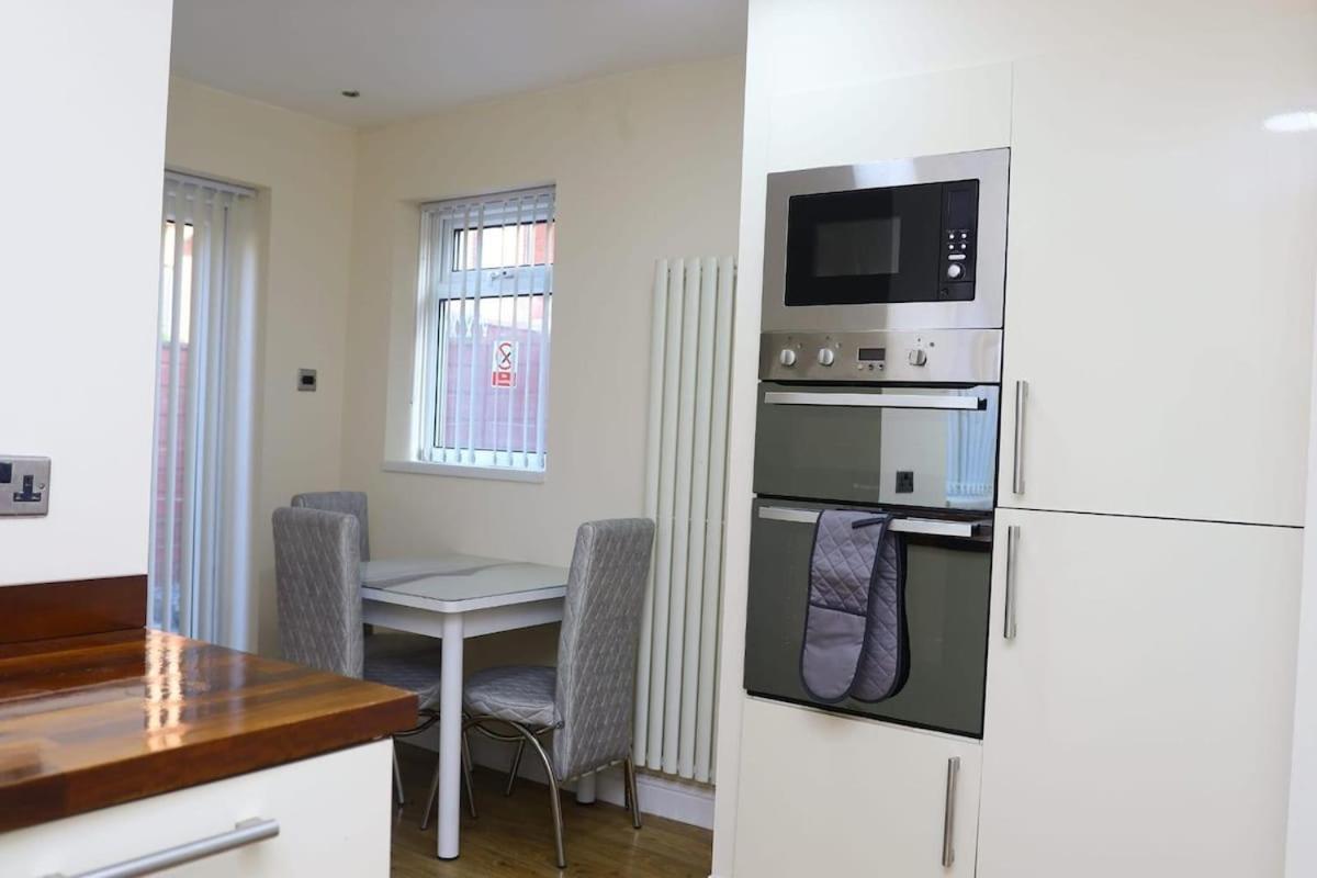 Entire 2 Bedroom House In Leeds City Centre - Free Parking & Free Wifi Apartment *