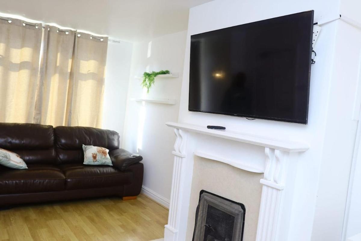 Apartment Entire 2 Bedroom House In Leeds City Centre - Free Parking & Free Wifi *